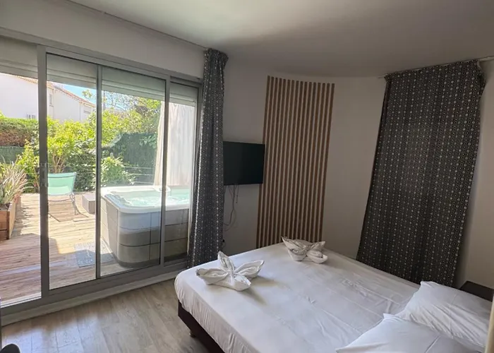 Hotel Sable Et Soleil - Port, Plage&jacuzzi Privé 3*