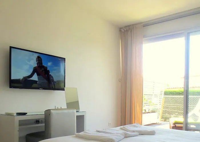 Hotel Sable Et Soleil - Port, Plage&jacuzzi Privé Fréjus